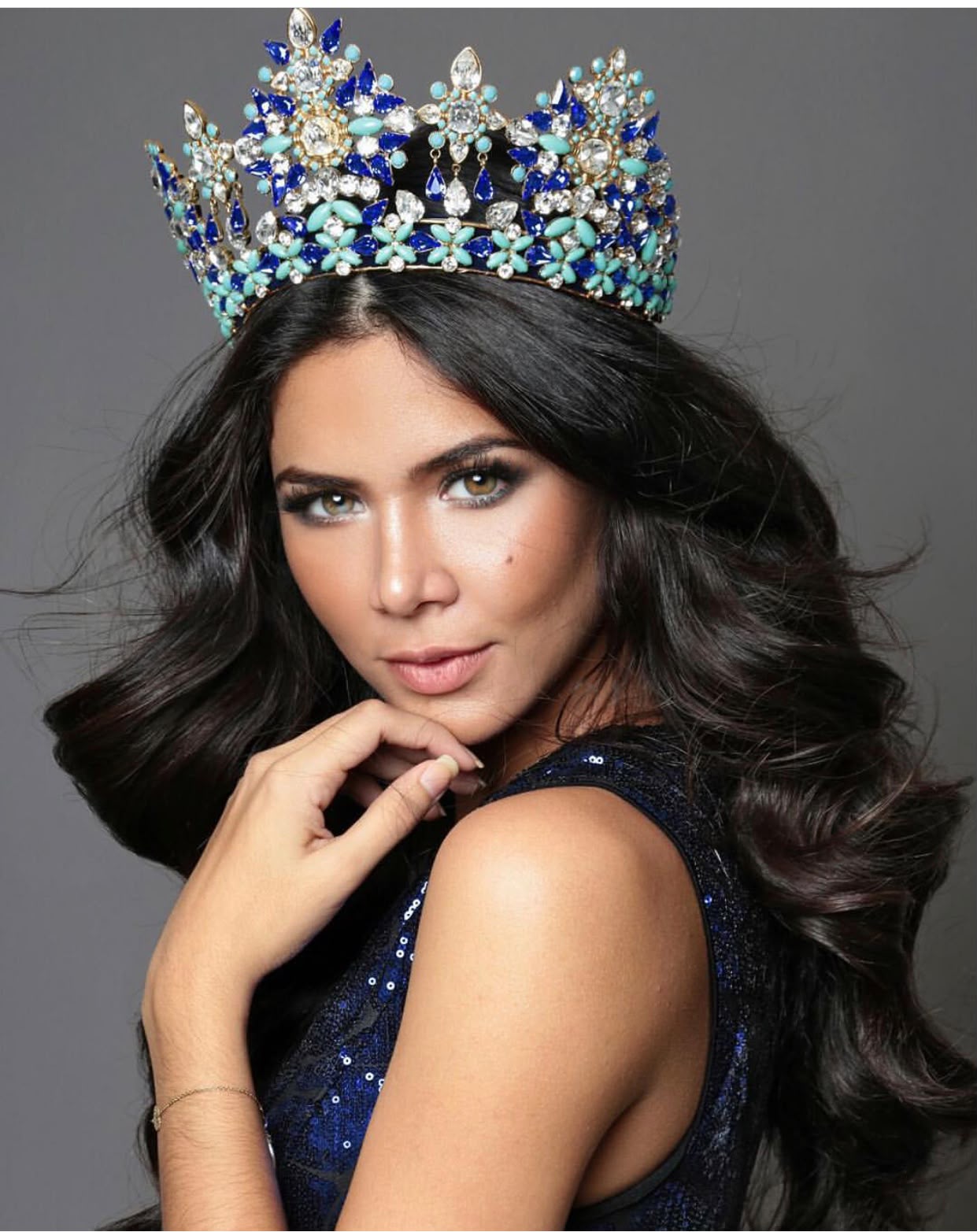 Karen Soto wearing the Miss Venezuela crown